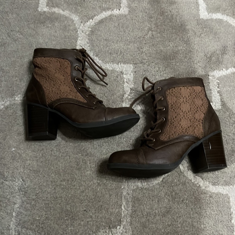 Francesca’s Katherine Katina brown lace up zip up booties Size 6